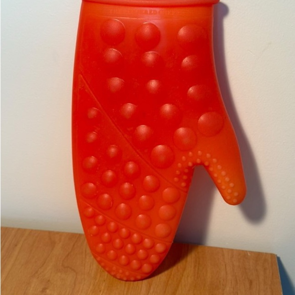 🛍️ The Pampered Chef Silicone Red Oven Mitt.